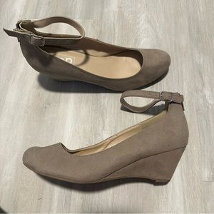 Pop Beige Cream Tan Wedge Round Toe Heels Sz 9.5M